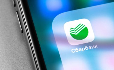 Ekran akıllı telefonunda Sberbank simge uygulaması. Sberbank - Rus finans holdingi, Rusya, Orta ve Doğu Avrupa 'nın en büyük uluslararası ve evrensel bankası. Moskova, Rusya - 25 Eylül 2019