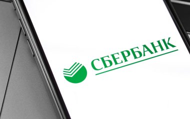 Akıllı telefonunda Sberbank logosu var. Sberbank - Rus finans holdingi, Rusya, Orta ve Doğu Avrupa 'nın en büyük uluslararası ve evrensel bankası. Moskova, Rusya - 25 Eylül 2019