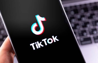Akıllı telefon arkaplanındaki TikTok logo uygulamasını kapat. TikTok video yaratmak ve paylaşmak için bir uygulamadır. Moskova, Rusya - 23 Eylül 2019