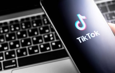 Akıllı telefon ve defter arkaplanındaki TikTok logosu. TikTok video yaratmak ve paylaşmak için bir uygulamadır. Moskova, Rusya - 23 Eylül 2019