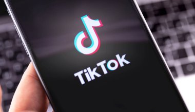 Ekrandaki akıllı telefon arkaplanındaki TikTok logosu yakın plan. TikTok video yaratmak ve paylaşmak için bir uygulamadır. Moskova, Rusya - 23 Eylül 2019