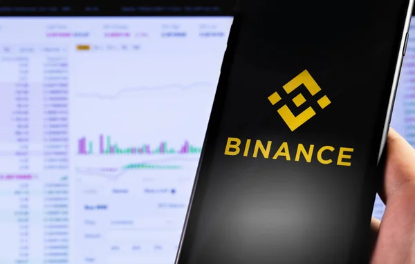 Ekran akıllı telefonunda Binance logosu ve yakın çekimde defter görüntüsü. Binance, piyasadaki en büyük kripto döviz borsalarından biri. Moskova, Rusya - 20 Mayıs 2019