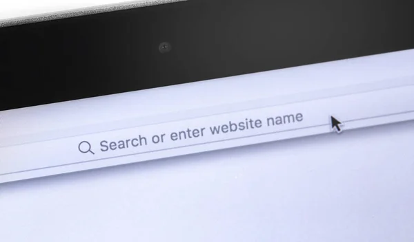 具有文本搜索或输入网站名称的浏览栏 在屏幕笔记本 — 图库照片