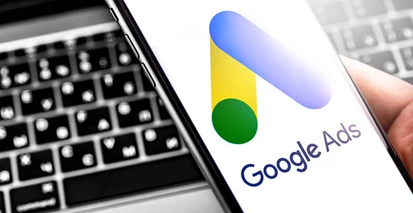 Ekrandaki akıllı telefon ve defter arkaplanındaki Google ilanları simgesi. Reklamlar, temelde Google 'dan gelen bir arama reklamları servisidir. Moskova, Rusya - 20 Eylül 201