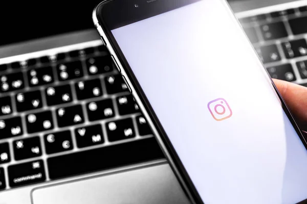 Logo Instagram Aplikasi Ikon Layar Smartphone Dengan Latar Belakang Suka — Stok Foto