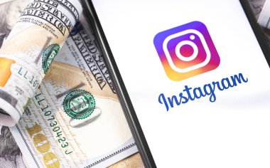 Ekran akıllı telefonundaki Instagram logosu dolarlarla yakın plan. Sosyal medya. Instagram akıllı telefonlar için fotoğraf paylaşım uygulamasıdır. Moskova, Rusya - 25 Eylül 2019