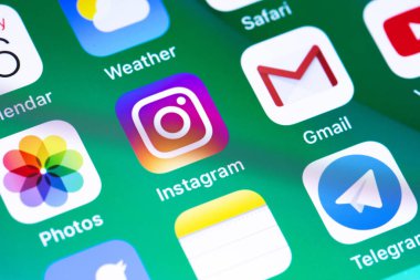 iPhone ekranında sosyal medya simgeleri gösteriliyor. Moskova, Rusya - 24 Eylül 2019