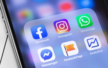 Ekran iPhone 'unda sosyal medya simgeleri, Facebook, Instagram, WhatsApp gösteriliyor. Sosyal medya. Moskova, Rusya - 25 Eylül 2019