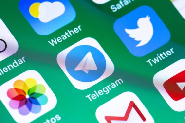 Sosyal medya simgeleri, Telegram, Twitter, Gmail vs. gösteriliyor. iPhone ekranında. Moskova, Rusya - 24 Eylül 2019