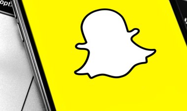 Ekran akıllı telefonundaki Snapchat logosu yakın plan. Snapchat, içinde fotoğraflar ve videolar olan mobil bir mesajlaşma uygulaması. Moskova, Rusya - 22 Mart 2019