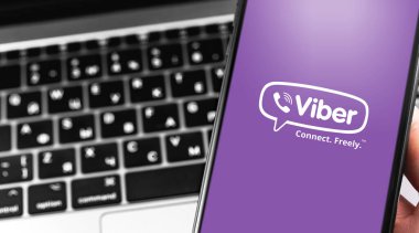 Ekran akıllı telefonunda Viber logosu. Yakın plan. Viber mesaj göndermenizi sağlayan bir kurye uygulaması. Moskova, Rusya - 23 Mart 2019