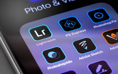 Adobe servis mobil uygulamaları ekrandaki akıllı telefondan yakın çekimde. Adobe Systems Incorporated, ABD 'li çok uluslu bilgisayar yazılımı şirketidir. Moskova, Rusya - 27 Kasım 2019