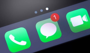 Apple iPhone hizmetleri - iMessage, Mesajlar, FaceTime, Telefon simgesi uygulamaları ekranda. Apple Inc., çok uluslu bir Amerikan teknoloji şirketidir. Moskova, Rusya - 11 Nisan 201