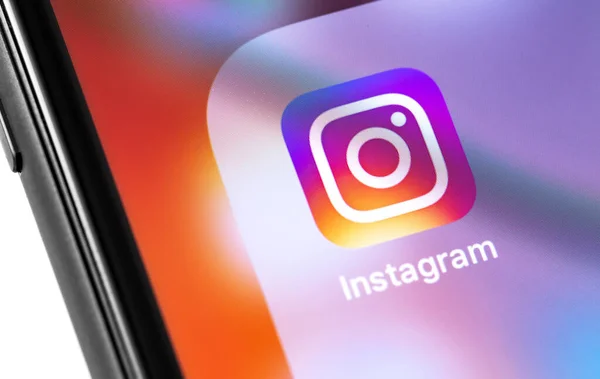 Akıllı telefonun yakın planındaki Instagram simgesi uygulaması. Sosyal medya. Instagram akıllı telefonlar için fotoğraf paylaşım uygulamasıdır. Moskova, Rusya - 25 Eylül 2019