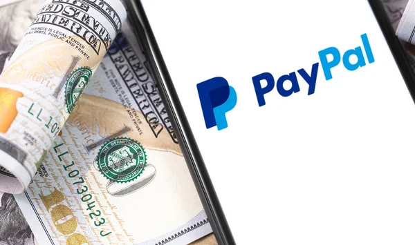 Ekran akıllı telefonunda PayPal logosu, ve para, dolar. Paypal internet tabanlı dijital para transferi servisidir. Moskova, Rusya - 21 Mayıs 2019