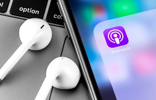 Apple iPhone ve Kulaklıklar ekranında Podcast simgesi uygulaması. Apple Inc., çok uluslu bir Amerikan teknoloji şirketidir. Moskova, Rusya - 10 Nisan 2019
