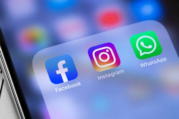 Ekran iPhone 'unda sosyal medya simgeleri, Facebook, Instagram, WhatsApp gösteriliyor. Moskova, Rusya - 25 Eylül 2019
