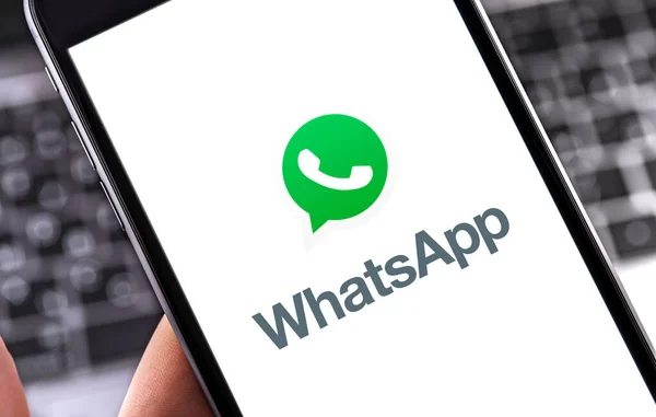 Ekran akıllı telefonundaki WhatsApp logosu yakın plan. WhatsApp, mobil ve diğer platformlar için popüler bir ücretsiz mesajlaşma sistemidir. Moskova, Rusya - 22 Mart 2019