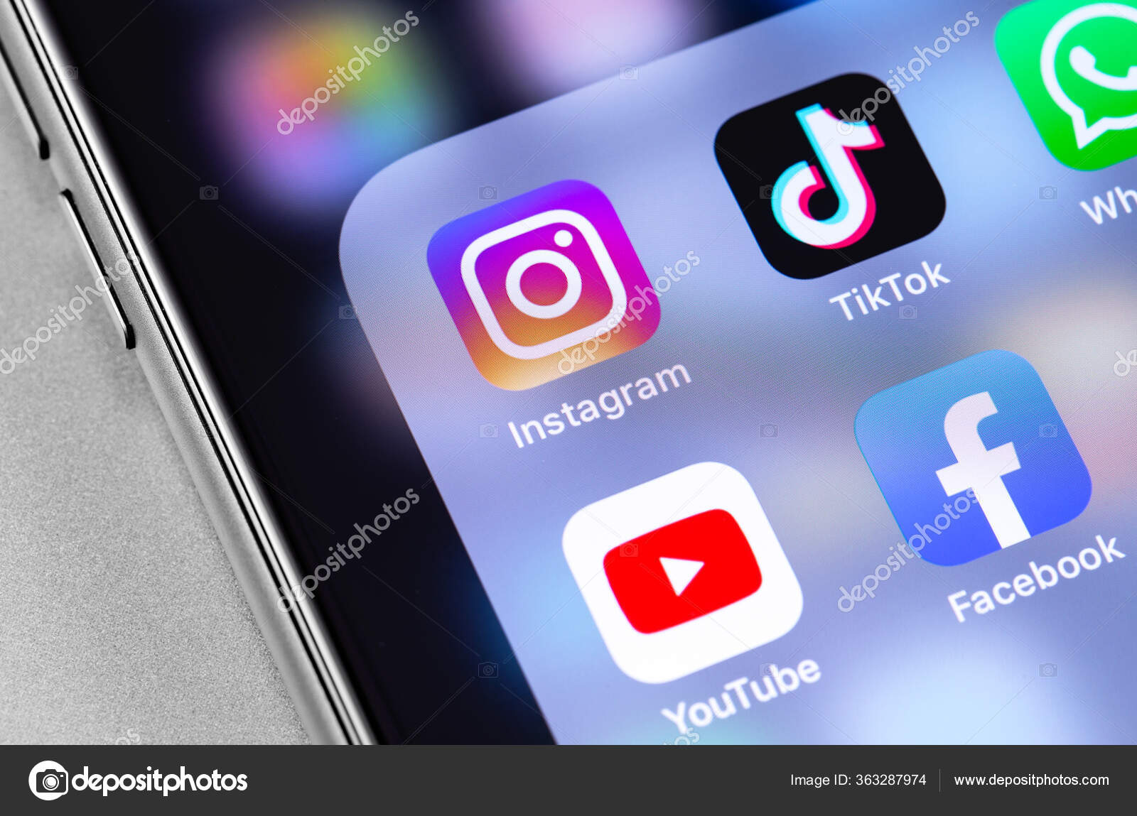 Экране Iphone Отображаются Популярные Социальные Сети Instagram.