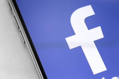 Akıllı telefondaki Facebook logosu. Facebook dünyadaki en büyük ve en popüler sosyal ağ sitesidir. Moskova, Rusya - 23 Eylül 2019