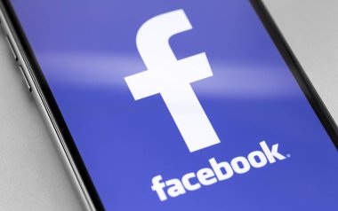 Akıllı telefondaki Facebook sembolü yakın plan. Facebook dünyadaki en büyük ve en popüler sosyal ağ sitesidir. Moskova, Rusya - 23 Eylül 201