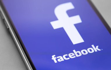 Ekran akıllı telefonundaki Facebook sembolü yakın plan. Facebook dünyadaki en büyük ve en popüler sosyal ağ sitesidir. Moskova, Rusya - 23 Eylül 2019