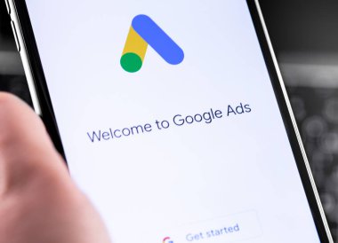 Ekran akıllı telefon arkaplanındaki Google İlan uygulaması yakın plan. Google Ads, temelde Google 'dan gelen bir arama reklamları servisidir. Moskova, Rusya - 12 Aralık 2019