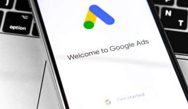 Ekrandaki akıllı telefon arkaplanındaki Google İlan logosu yakın plan. Google Ads, temelde Google 'dan gelen bir arama reklamları servisidir. Moskova, Rusya - 26 Eylül 2019