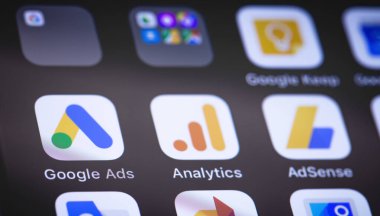 Google Reklamları, Analitik ve Google servis simgeleri ekrandaki akıllı telefon kapanmasında. Google Ads, temelde Google 'dan gelen bir arama reklamları servisidir. Moskova, Rusya - 27 Kasım 2019