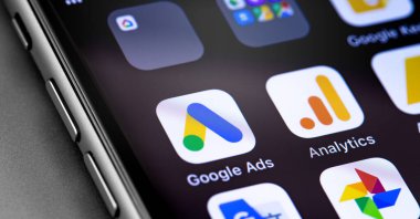 Google Reklamları, Analitik Simgeler uygulaması ekrandaki akıllı telefon kapanışında. Google Ads, temelde Google 'dan gelen bir arama reklamları servisidir. Moskova, Rusya - 27 Kasım 2019