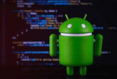 Bulanık dijital arkaplanda Google Android figürü. Google Android akıllı telefonlar, tablet bilgisayarlar, e-kitaplar, oyun konsolları ve diğer cihazlar için bir işletim sistemidir. Moskova, Rusya - 18 Mart 2019