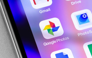 Ekran akıllı telefonundaki Google Fotoğrafları simgesi uygulaması. Google Fotoğrafları - fotoğraf ve videoları saklamak, düzenlemek, paylaşmak ve paylaşmak için tasarlanmış bir servis. Moskova, Rusya - 25 Kasım 2019