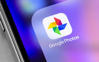Ekran akıllı telefonundaki Google Fotoğraf simgesi uygulaması. Google Fotoğrafları - fotoğraf ve videoları saklamak, düzenlemek, paylaşmak ve paylaşmak için tasarlanmış bir servis. Moskova, Rusya - 25 Kasım 2019