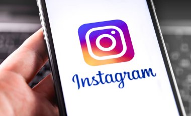 iPhone ekranında yakın plan Instagram logosu. Sosyal medya. Instagram akıllı telefonlar için fotoğraf paylaşım uygulamasıdır. Moskova, Rusya - 26 Eylül 2019