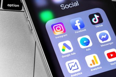 Ekran iPhone 'unda Instagram, Facebook, YouTube, TikTok, Google Ads, Analitik Simge uygulamaları. Sosyal medya uygulamaları. İnternet pazarlaması. Moskova, Rusya - 18 Mart 2019