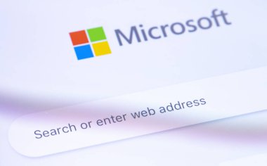 Microsoft Edge ana sayfası, ekrandaki akıllı telefon logosu. Microsoft Edge, İnternet Explorer 'ın yerini almak için tasarlanmış bir Microsoft tarayıcısıdır. Moskova, Rusya - 10 Nisan 2019