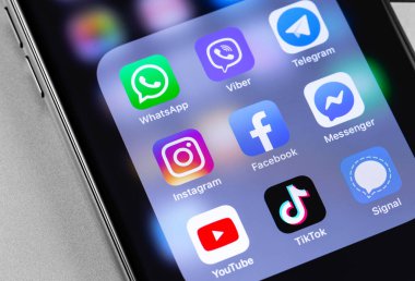 iPhone ekranında popüler sosyal medya simgeleri gösteriliyor. Moskova, Rusya - 24 Mart 2019
