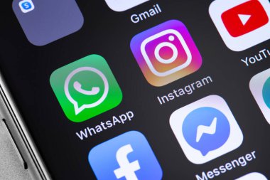 WhatsApp, Instagram, YouTube, Facebook, Messenger uygulamalarının sosyal medya simgelerini ekrandaki iPhone 'da gösteriyorlar. Moskova, Rusya - 19 Mart 2019