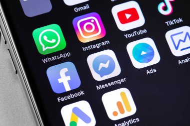 Ekran iPhone 'unda WhatsApp, Instagram, Youtube, TikTok, Facebook, Messenger, Ads, Analytics' in sosyal medya simgelerini gösteriyor. Moskova, Rusya - 22 Mart 2019