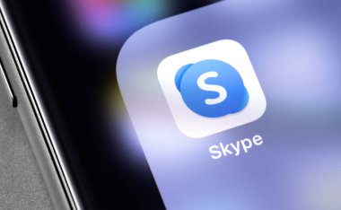 Akıllı telefonun yakın planında Skype simge uygulaması. Skype - mesaj, ses ve video iletişimi sağlayan yazılım. Moskova, Rusya - 11 Nisan 2019