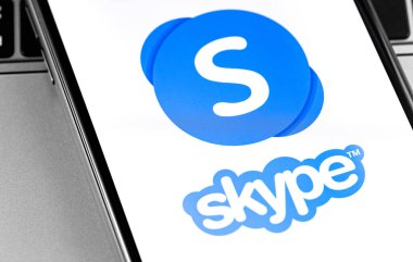 Ekran akıllı telefonunda Skype logosu. Skype - mesaj, ses ve video iletişimi sağlayan yazılım. Moskova, Rusya - 11 Nisan 2019