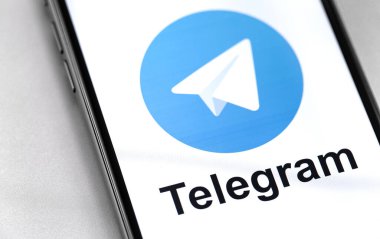 Ekran akıllı telefonunda telgraf logosu var. Telgraf - platformlar arası kurye. Moskova, Rusya - 21 Eylül 2019