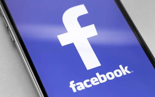 Símbolo Facebook Close Smartphone Exibição Facebook Maior Mais Popular Site — Fotografia de Stock