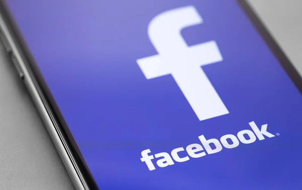 Símbolo Facebook Tela Encerramento Smartphone Facebook Maior Mais Popular Site — Fotografia de Stock