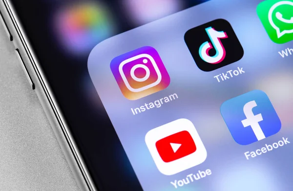 Ekran iPhone 'unda popüler sosyal medya simgeleri, TikTok, YouTube, Facebook uygulamaları gösteriliyor. Moskova, Rusya - 24 Mart 2019