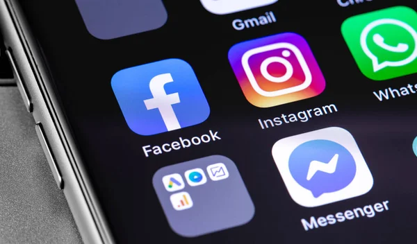 Visar Sociala Medier Ikoner Whatsapp Instagram Facebook Messenger Apps Displayen — Stockfoto