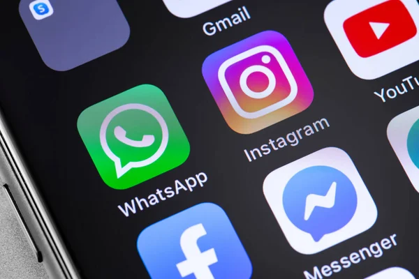 Экране Iphone Отображаются Приложения Социальных Сетей Whatsapp Instagram Youtube Facebook — стоковое фото