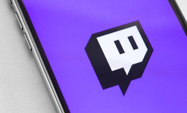 Ekran akıllı telefonundaki logoyu işaretle. Twitch bilgisayar oyunlarında uzmanlaşmış bir video yayınlama servisidir. Moskova, Rusya - 12 Aralık 2019