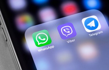 WhatsApp, Viber, ekran akıllı telefonunda Telegram simgeleri uygulaması. Sosyal medya, kuryeler. Moskova, Rusya - 18 Mart 2019