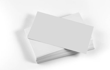 Kartvizitler beyaz arkaplanda izole edildi